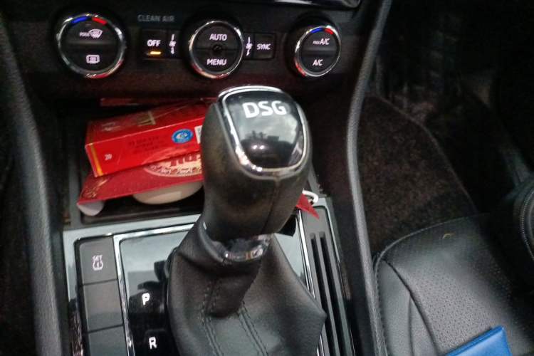 Used Skoda Superb 2016 TSI280 DSG Innovation Edition Gear Lever
