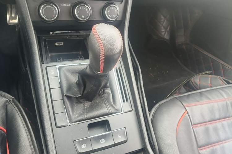 Used Skoda Superb 2016 TSI280 Manual Front-Drive Version Gear Lever
