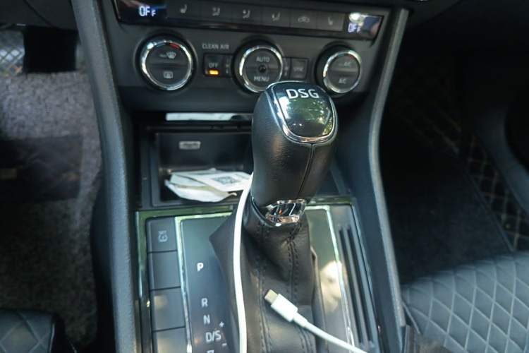 Used Skoda Superb 2016 TSI280 DSG Innovation Edition Gear Lever