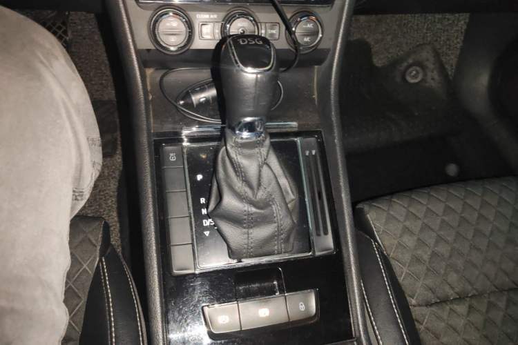 Used Skoda Superb 2016 TSI330 DSG Innovation Edition Gear Lever