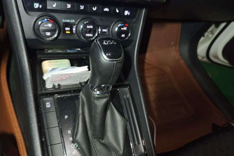 Used Skoda Superb 2016 TSI330 DSG Innovation Edition Gear Lever