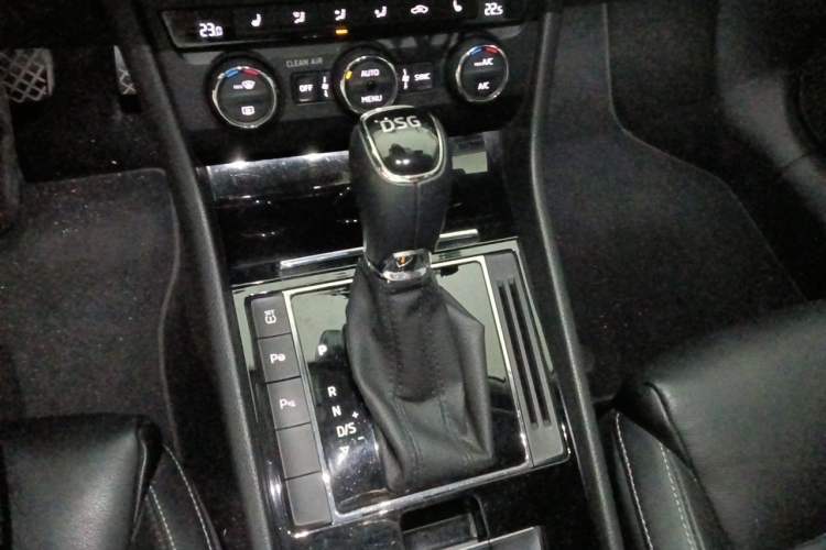 Used Skoda Superb 2016 TSI330 DSG Smart Drive Edition Gear Lever