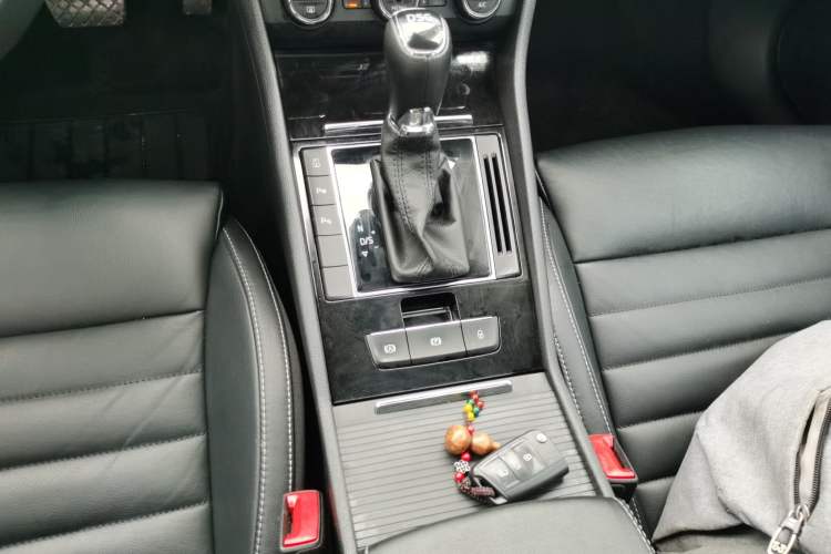 Used Skoda Superb 2016 TSI330 DSG Smart Drive Edition Gear Lever