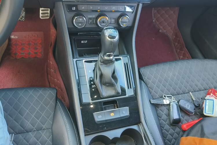 Used Skoda Superb 2016 TSI280 DSG Innovation Edition Gear Lever