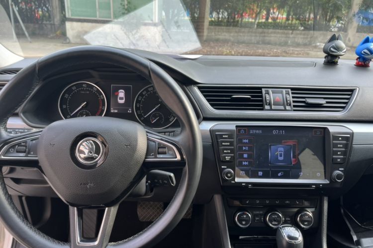 Used Skoda Superb 2016 TSI280 DSG Innovation Edition Interior 8
