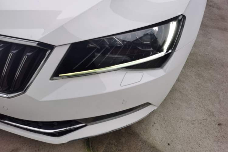 Used Skoda Superb 2016 TSI330 DSG Smart Drive Edition Left Front Headlight