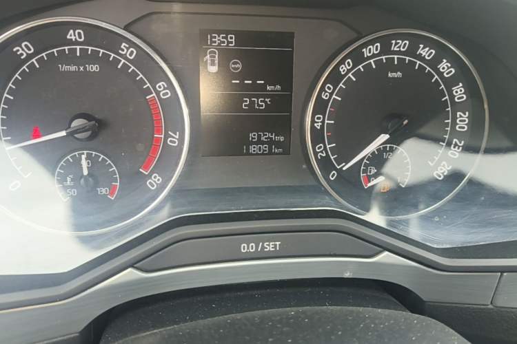 Used Skoda Superb 2016 TSI280 Manual Front-Drive Version Odometer Close Up