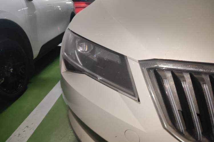 Used Skoda Superb 2016 TSI330 DSG Innovation Edition Right Front Headlight
