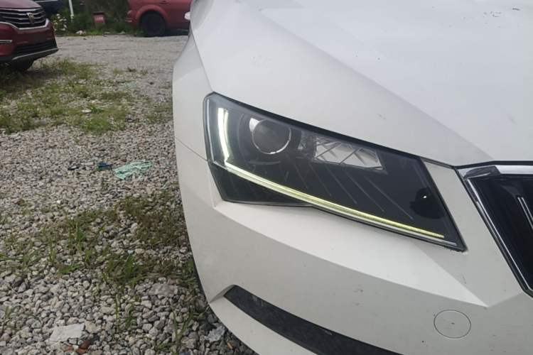 Used Skoda Superb 2016 TSI280 Manual Front-Drive Version Right Front Headlight
