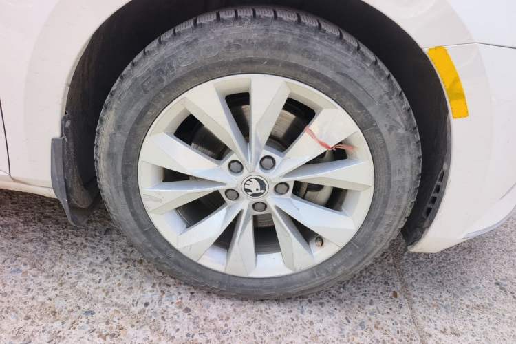 Used Skoda Superb 2016 TSI280 DSG Innovation Edition Right Front Wheel Hub
