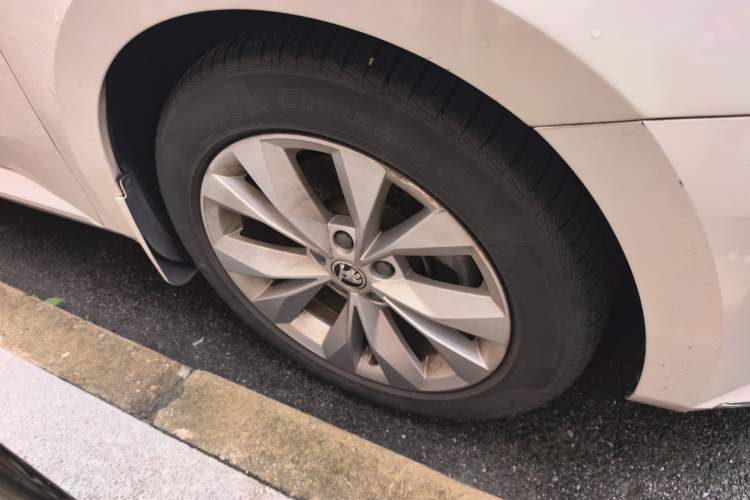 Used Skoda Superb 2016 TSI280 DSG Innovation Edition Right Front Wheel Hub