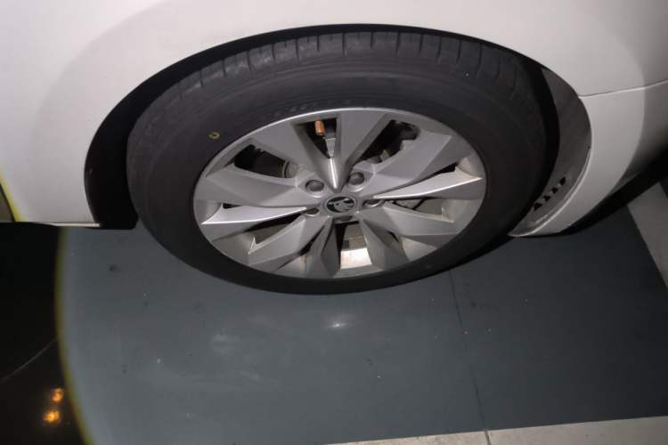 Used Skoda Superb 2016 TSI280 DSG Innovation Edition Right Front Wheel Hub
