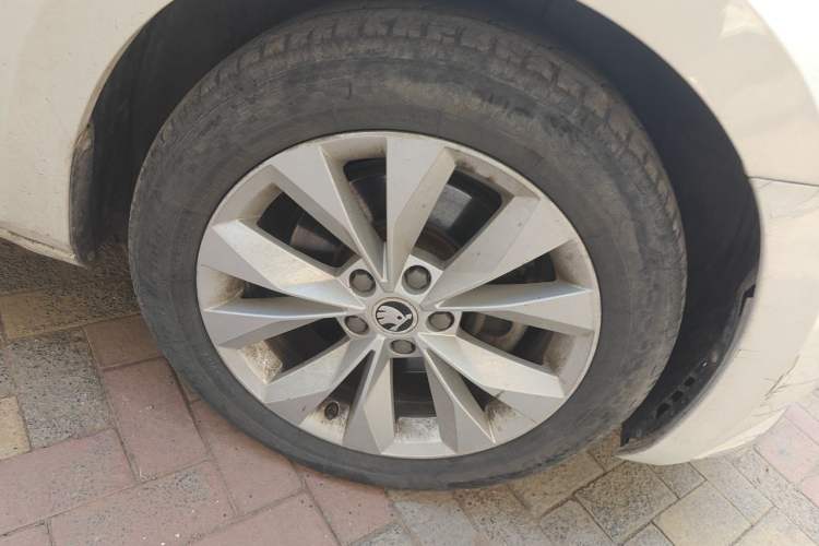 Used Skoda Superb 2016 TSI330 DSG Innovation Edition Right Front Wheel Hub