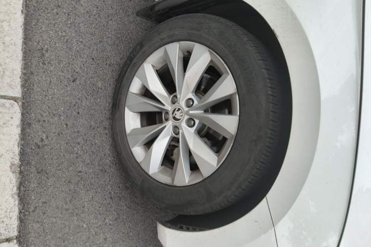 Used Skoda Superb 2016 TSI330 DSG Innovation Edition Right Front Wheel Hub