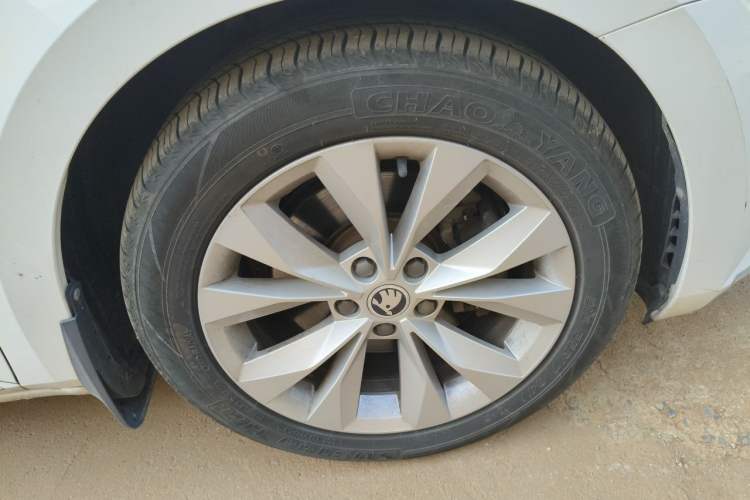 Used Skoda Superb 2016 TSI330 DSG Innovation Edition Right Front Wheel Hub