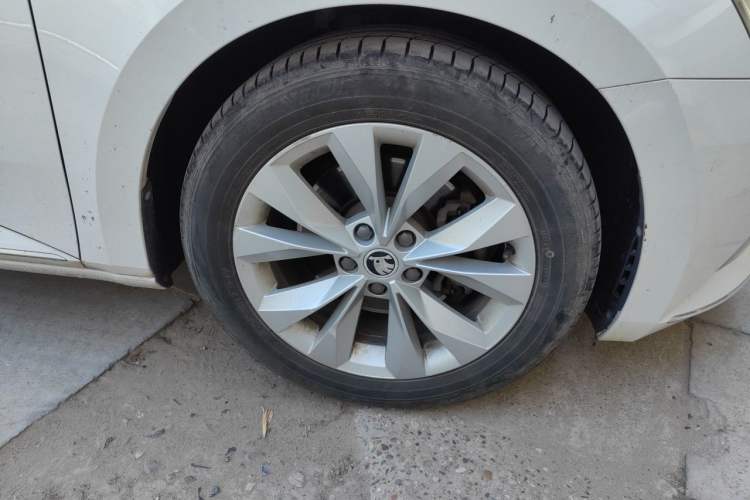 Used Skoda Superb 2016 TSI280 DSG Innovation Edition Right Front Wheel Hub