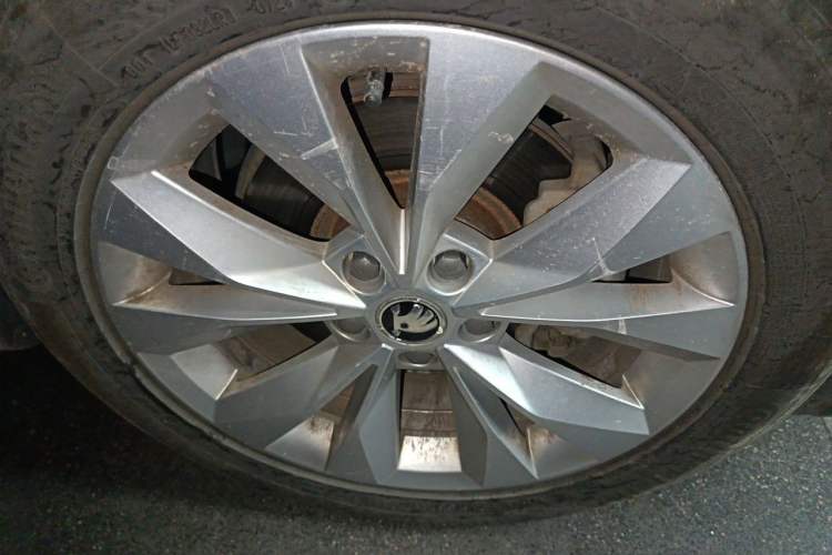 Used Skoda Superb 2016 TSI330 DSG Innovation Edition Right Front Wheel Hub