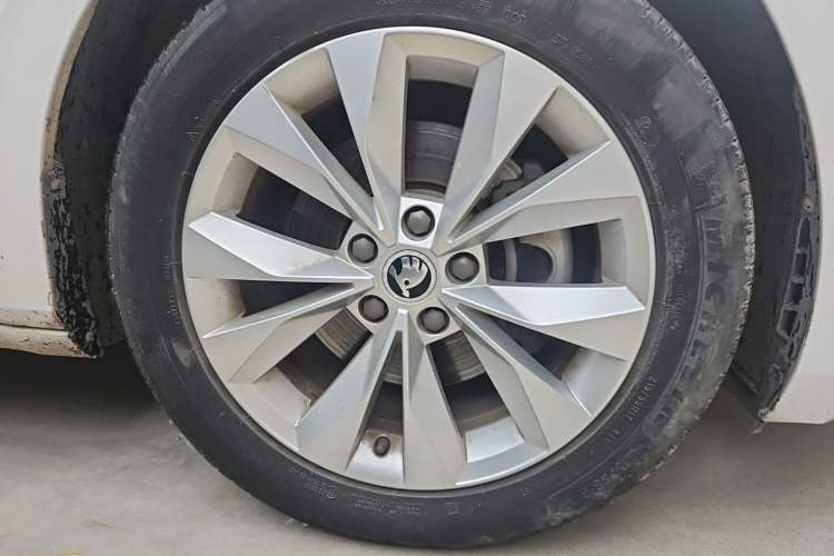 Used Skoda Superb 2016 TSI280 DSG Advanced Edition Right Front Wheel Hub