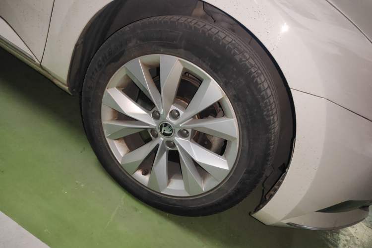 Used Skoda Superb 2016 TSI330 DSG Innovation Edition Right Front Wheel Hub