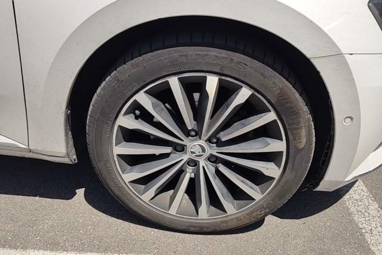 Used Skoda Superb 2016 TSI330 DSG Smart Drive Edition Right Front Wheel Hub