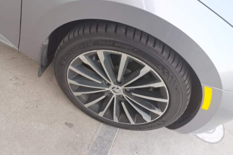 Used Skoda Superb 2016 TSI280 DSG Innovation Edition Right Front Wheel Hub