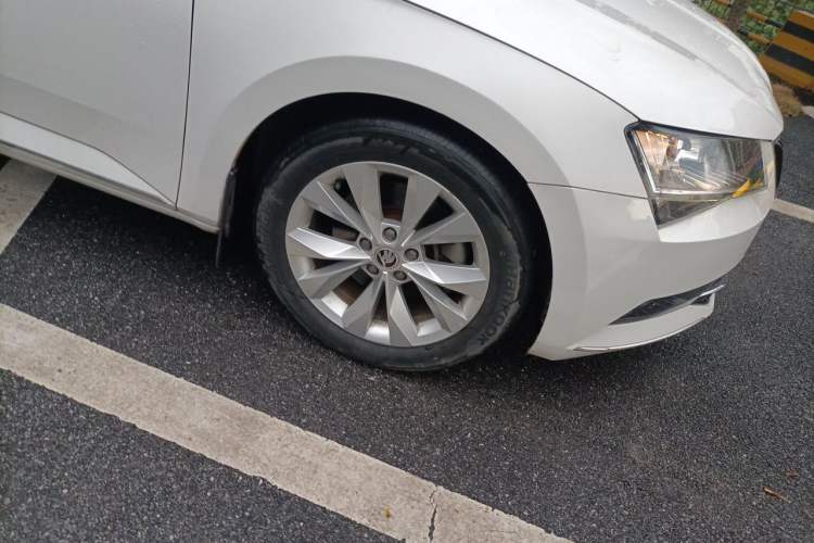 Used Skoda Superb 2016 TSI280 DSG Innovation Edition Right Front Wheel Hub