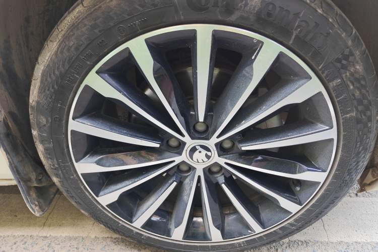 Used Skoda Superb 2016 TSI330 DSG Innovation Edition Right Front Wheel Hub