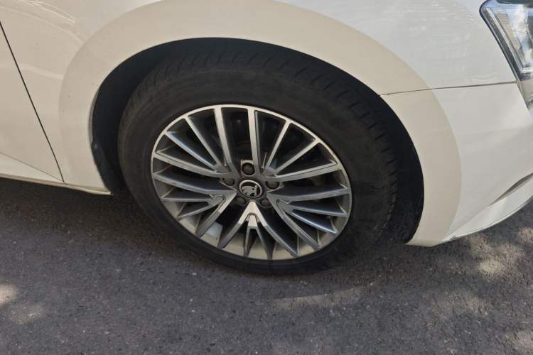 Used Skoda Superb 2016 TSI280 DSG Advanced Edition Right Front Wheel Hub
