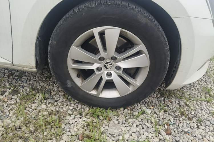 Used Skoda Superb 2016 TSI280 Manual Front-Drive Version Right Front Wheel Hub