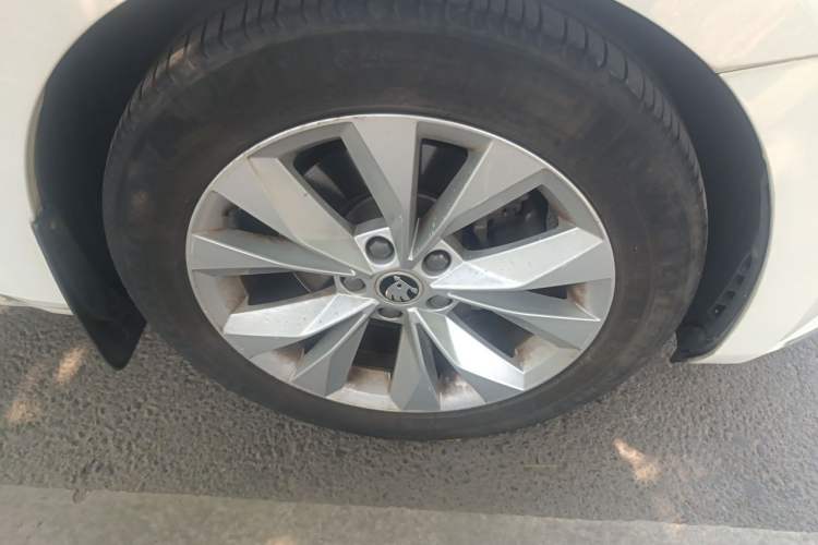 Used Skoda Superb 2016 TSI280 DSG Innovation Edition Right Front Wheel Hub