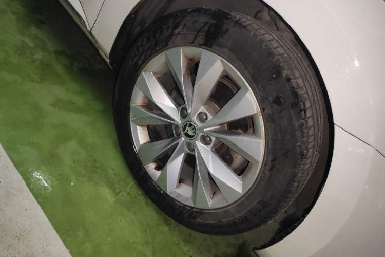 Used Skoda Superb 2016 TSI330 DSG Innovation Edition Right Front Wheel Hub