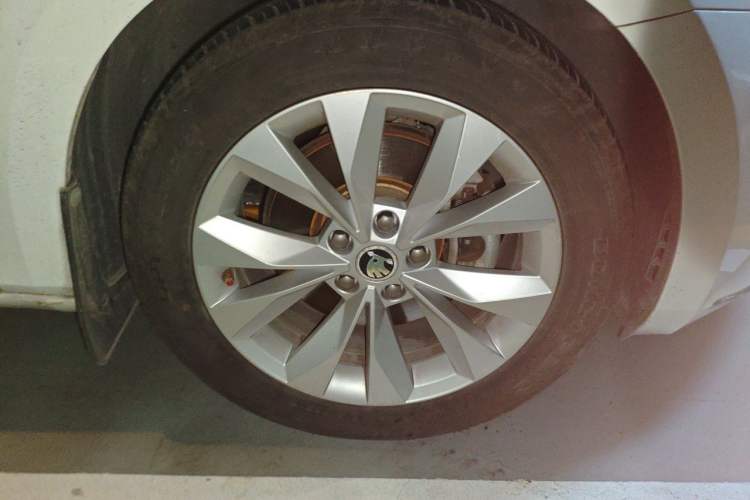 Used Skoda Superb 2016 TSI330 DSG Innovation Edition Right Front Wheel Hub