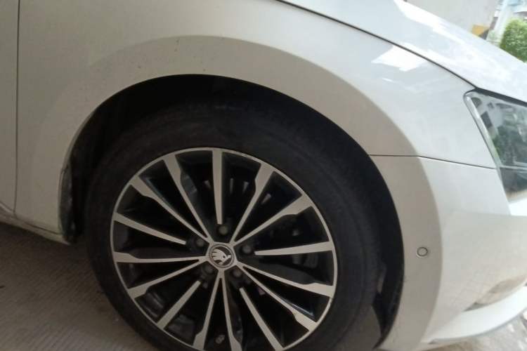 Used Skoda Superb 2016 TSI330 DSG Smart Drive Edition Right Front Wheel Hub