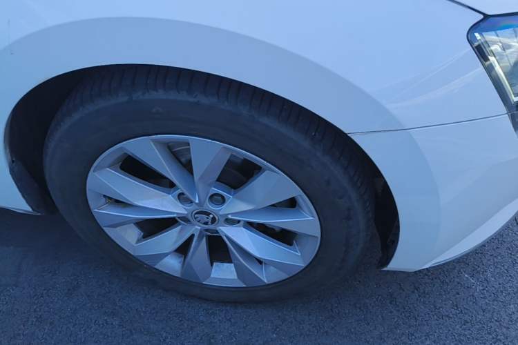 Used Skoda Superb 2016 TSI280 DSG Innovation Edition Right Front Wheel Hub