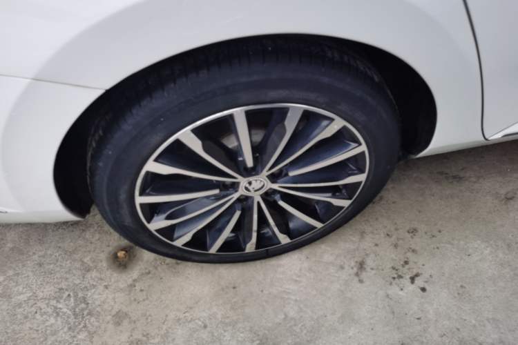 Used Skoda Superb 2016 TSI330 DSG Smart Drive Edition Right Rear Wheel Hub