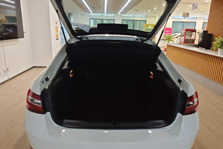 Used Skoda Superb 2016 TSI330 DSG Smart Drive Edition Trunk