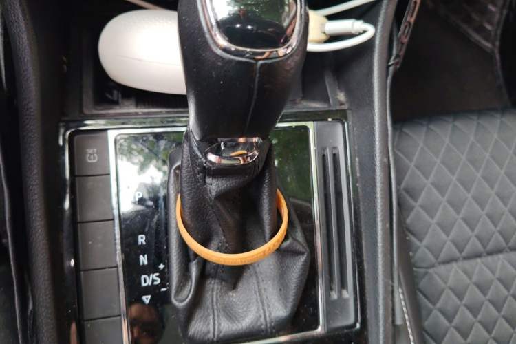Used Skoda Superb 2016 TSI280 DSG Innovation Edition Gear Lever