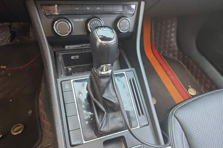 Used Skoda Superb 2016 TSI280 DSG Advanced Edition Gear Lever