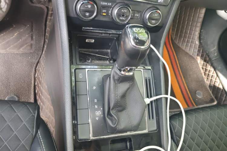 Used Skoda Superb 2016 TSI280 DSG Innovation Edition Gear Lever