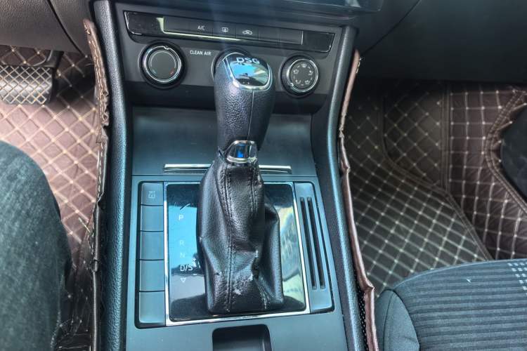 Used Skoda Superb 2016 TSI280 DSG Advanced Edition Gear Lever