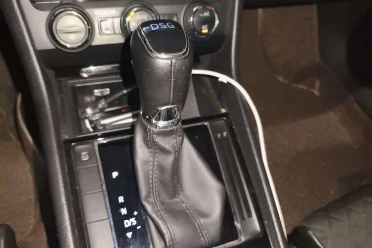 Used Skoda Superb 2016 TSI330 DSG Innovation Edition Gear Lever