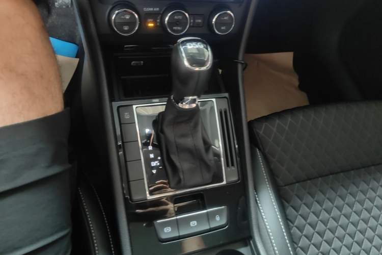 Used Skoda Superb 2016 TSI280 DSG Innovation Edition Gear Lever
