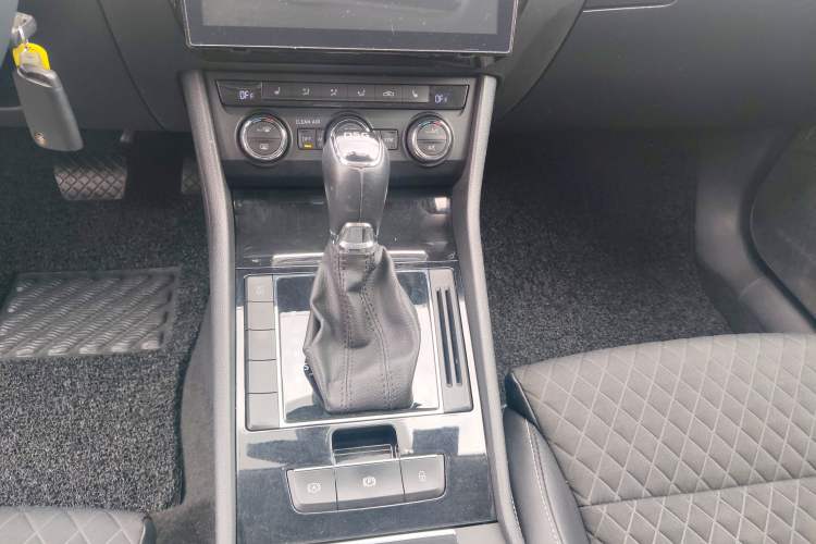 Used Skoda Superb 2016 TSI280 DSG Innovation Edition Gear Lever