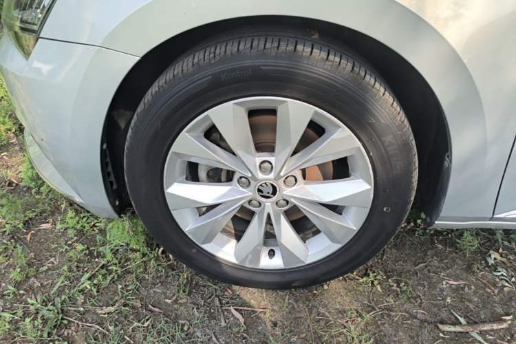 Used Skoda Superb 2016 TSI330 DSG Innovation Edition Left Front Wheel Hub