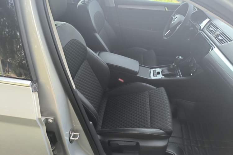 Used Skoda Superb 2016 TSI330 DSG Innovation Edition Right Front Seat
