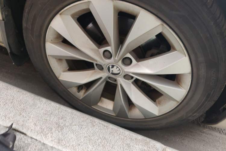 Used Skoda Superb 2016 TSI280 DSG Innovation Edition Right Front Wheel Hub