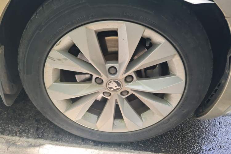 Used Skoda Superb 2016 TSI280 DSG Innovation Edition Right Front Wheel Hub