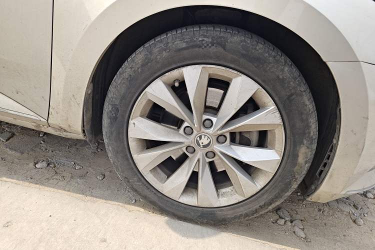 Used Skoda Superb 2016 TSI280 DSG Innovation Edition Right Front Wheel Hub