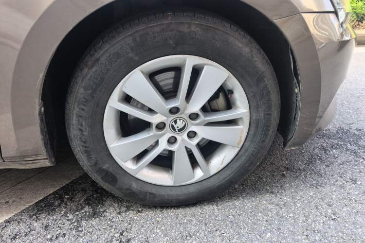 Used Skoda Superb 2016 TSI280 DSG Advanced Edition Right Front Wheel Hub