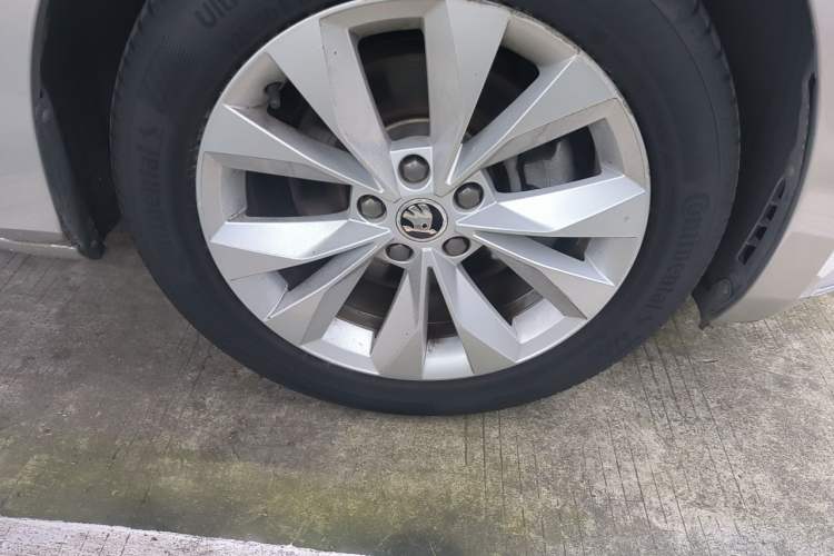 Used Skoda Superb 2016 TSI330 DSG Innovation Edition Right Front Wheel Hub